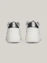 Zapatillas urbanas Tommy Jeans blancas con detalles metalizados en el talón, logo de la marca en el lateral y suela de plataforma.