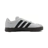 Championes Adidas VL Court Base de cuero sintético blanco con las tres tiras clásicas en negro y suela de goma marrón.