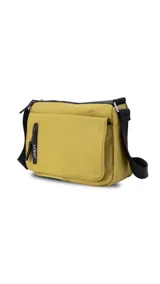Bandolera color mostaza de nylon, con correa larga negra regulable. Tiene un bolsillo frontal con tapa, un bolsillo trasero y dos bolsillos internos, uno de ellos con cierre.