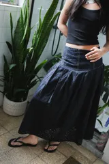 Falda larga de tela de jean con diseño de caderín y tablas.