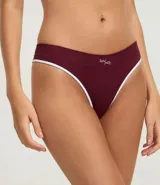 Bombacha de bikini color beige claro, confeccionada en poliamida texturizada con tecnología seamless. Presenta un corte de tiro medio/bajo con borde liso.