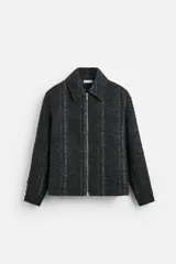 Sobrecamisa regular fit confeccionada en tejido con algodón, color gris oscuro con finas rayas verticales en blanco. Cuello solapa, manga larga con puño abotonado, bolsillos laterales y cierre frontal con cremallera.