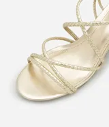 Sandalias de tacón bloque color dorado con tiras finas cruzadas con textura de piel de serpiente, hebilla lateral y punta redonda.