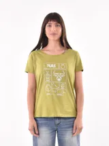 Remera de algodón color verde oliva con estampado gráfico de símbolos zodiacales.