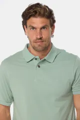 Remera polo azul de piqué liso, con cuello de rib y botones personalizados.