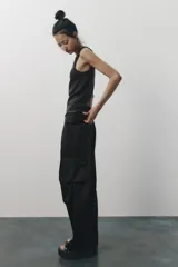 Pantalón cargo color ciruela de tiro medio con bolsillos delanteros, laterales y traseros. Incluye cinturón de la misma tela con hebilla metálica.