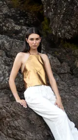 Top halter de cuero metalizado color bronce, con espalda descubierta y tiras finas.