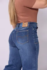 Pantalón de jean azul oscuro, corte wide leg, tiro alto y detalle de bolsillos frontales con costuras a la vista.