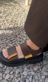 Sandalias negras con plataforma y doble tira con ajuste de velcro.
