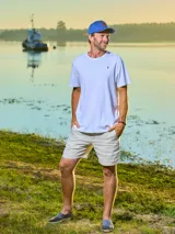 Remera blanca de algodón con logo bordado en el pecho.