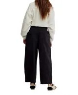 Pantalón negro amplio de algodón, con cintura elástica ajustable con cordón y bolsillos laterales.