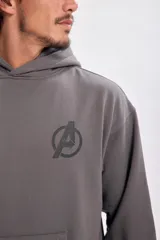 Canguro gris con capucha y bolsillo tipo canguro, con logo de los Avengers estampado en el pecho.