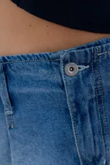 Pantalón de jean celeste de corte ancho con pinzas en la cintura.