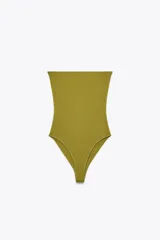 Body bandeau color verde oliva confeccionado en tejido elástico, con escote recto y hombros descubiertos. Cierre inferior con botones a presión.