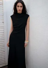 Vestido midi evasé negro, sin mangas y cuello Perkins.