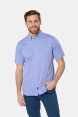 Camisa celeste de manga corta con cuello abotonado y bolsillo en el pecho.