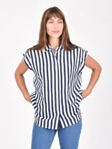 Camisa de manga corta con cuello, abotonada al frente, con patrón de rayas verticales anchas en blanco y azul marino.