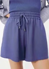 Short de lino color lila con cintura elastizada y cordón ajustable.