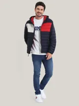Campera acolchada Tommy Hilfiger, con capucha y cierre frontal. Diseño color block en azul marino, blanco y rojo.