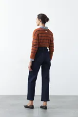 Jean wide leg negro de algodón con spandex, diseñado para una silueta amplia y fluida.