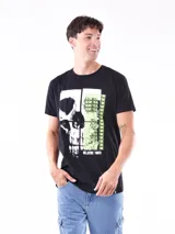 Remera negra de corte regular con estampado de calavera y texto en verde neón.