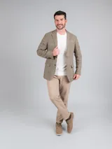 Zapato acordonado de cuero azul marino con suela blanca de goma.