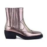 Bota de cuero sintético color bronce, con elástico en los laterales, puntera cuadrada y taco bajo.