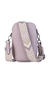 Bandolera pequeña tipo 'phone bag' de símil cuero color rosado pálido, con cierre de cremallera y correa ancha de tela con diseño de chevron en tonos claros.