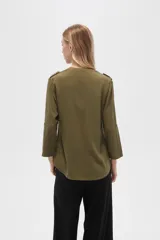 Camisa de viscosa con estampado floral en tonos azul, beige y blanco. Tiene cuello mao, mangas largas y bolsillos en el pecho.