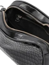 Cartera de material sintético en color negro, con textura de cocodrilo y cadena decorativa.
