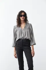 Pantalón de vestir negro de corte clásico, recto y levemente entallado, con largo hasta el tobillo.