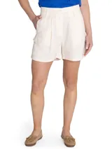 Short estilo bermuda de tiro alto color verde, confeccionado en lino orgánico, con pinzas y amplios bolsillos laterales.