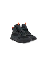 Bota de hiking de caña media, color negro/verde oscuro, con detalles en naranja. Confeccionada en cuero y telas premium, incorpora tecnología GORE-TEX impermeable. Presenta cordones verdes con detalles naranjas y suela robusta inspirada en motocross.