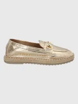 Slip on de cuero verde con detalle de hebilla y suela de esparto.