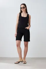 Musculosa verde oliva con escote cuadrado y costuras a la vista.