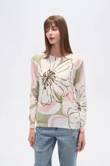 Sweater de tejido de punto, color crema, con estampado floral en tonos rosados y marrones. Presenta cuello redondo y mangas largas.