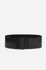 Cinturón fajín de cuero negro de 10 cm de ancho con tejido elástico combinado a tono. Cierre con botones a presión ocultos.