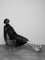 Camisa negra de cuero sintético con efecto engomado, mangas globo y calce regular.