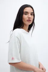 Vestido corto con mangas 3/4 holgadas y tela jersey rayada.