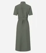 Vestido midi color verde militar, estilo camisero, con cuello clásico, mangas cortas, abotonadura frontal completa, bolsillos utilitarios en el pecho, lazo en la cintura y falda acampanada.