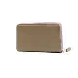Billetera grande color verde de cuero sintético, con cierre perimetral y herrajes plateados. Cuenta con trece compartimentos internos y un bolsillo con cierre.