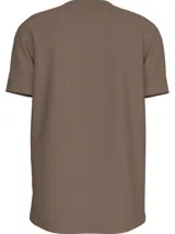 Remera color marrón con cuello redondo y mangas cortas. Logotipo de Calvin Klein tonal bordado en el pecho.