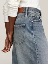 Falda denim de talle alto, con cierre de botones, cinco bolsillos y diseño de efecto desteñido.