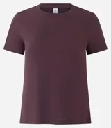 Remera celeste de media malla con cuello redondo y mangas cortas.