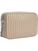 Bandolera Calvin Klein color beige con diseño acolchado a rayas verticales, logo metálico plateado en el frente y correa de cuero con cadena plateada.