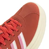 Championes Adidas VL Court Bold color ladrillo con las tres tiras laterales en blanco y rosa pastel. Suela de goma color crema.