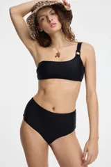 Top de bikini verde esmeralda con un solo bretel y detalle de aro metálico en el hombro.