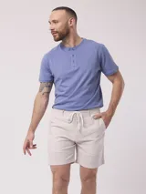 Bermuda de hombre color beige con rayas verticales blancas, con cintura ajustable con cordón.