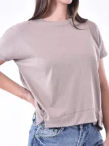Remera color nude de tejido de punto acanalado, con cuello redondo y mangas cortas.
