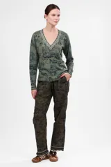 Sweater verde con estampado de motivos italianos en azul marino, cuello en V con ribete blanco y puños con ribete blanco.
